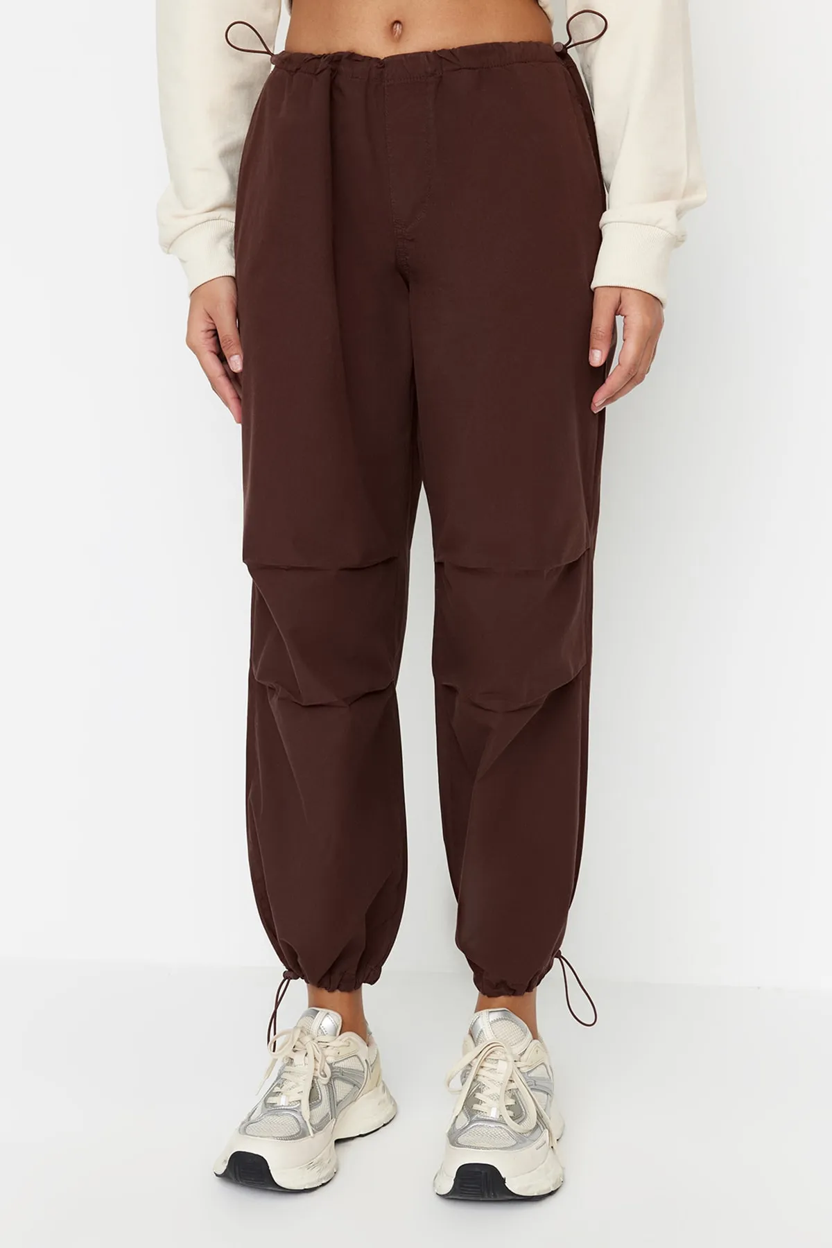 Trendyol Collection  Braune Stopper-Fallschirmhose mit normaler Taille TWOAW23JE00738