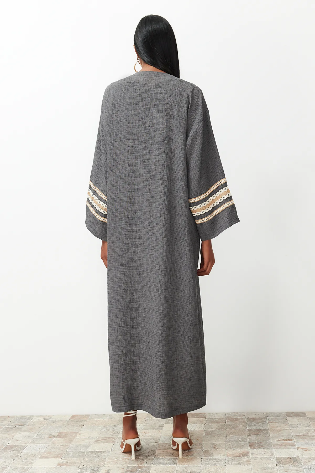 Trendyol Modest  Anthrazitfarbener, lang gewebter Kimono & Kaftan & Abaya mit Brode-Details TCTSS24KF00006