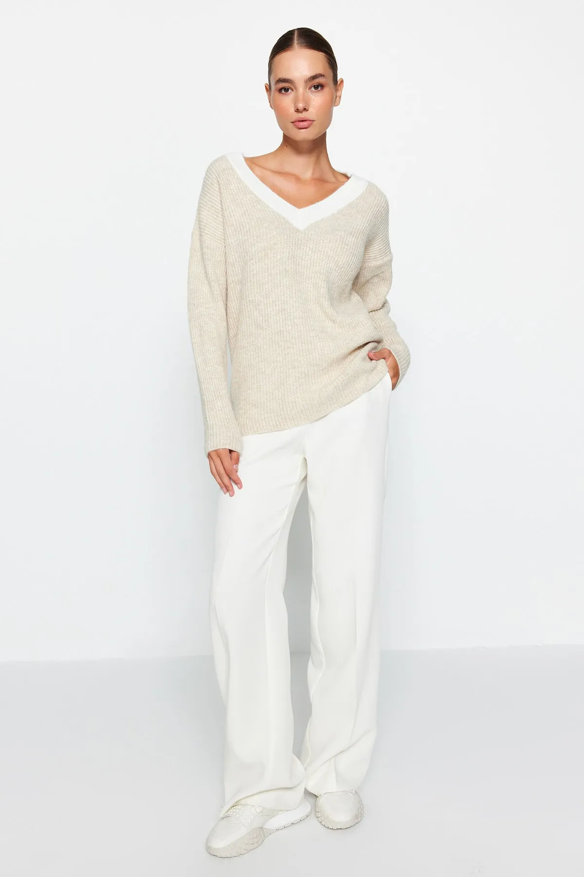 Trendyol Collection  Beiger Strickpullover mit weicher Struktur TWOAW24KZ00438