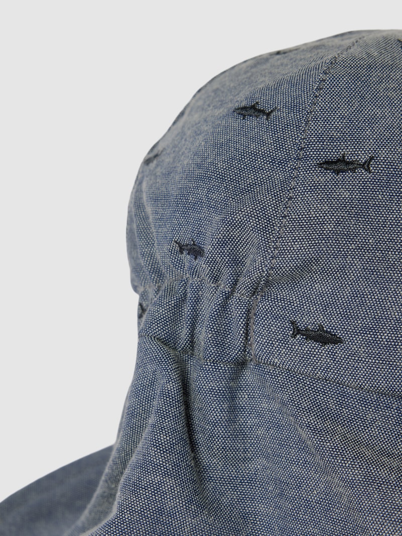 Schirmmütze mit Nackenschutz und Label-Detail in blau