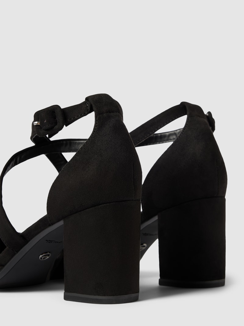 Pumps mit Dornschließe in schwarz