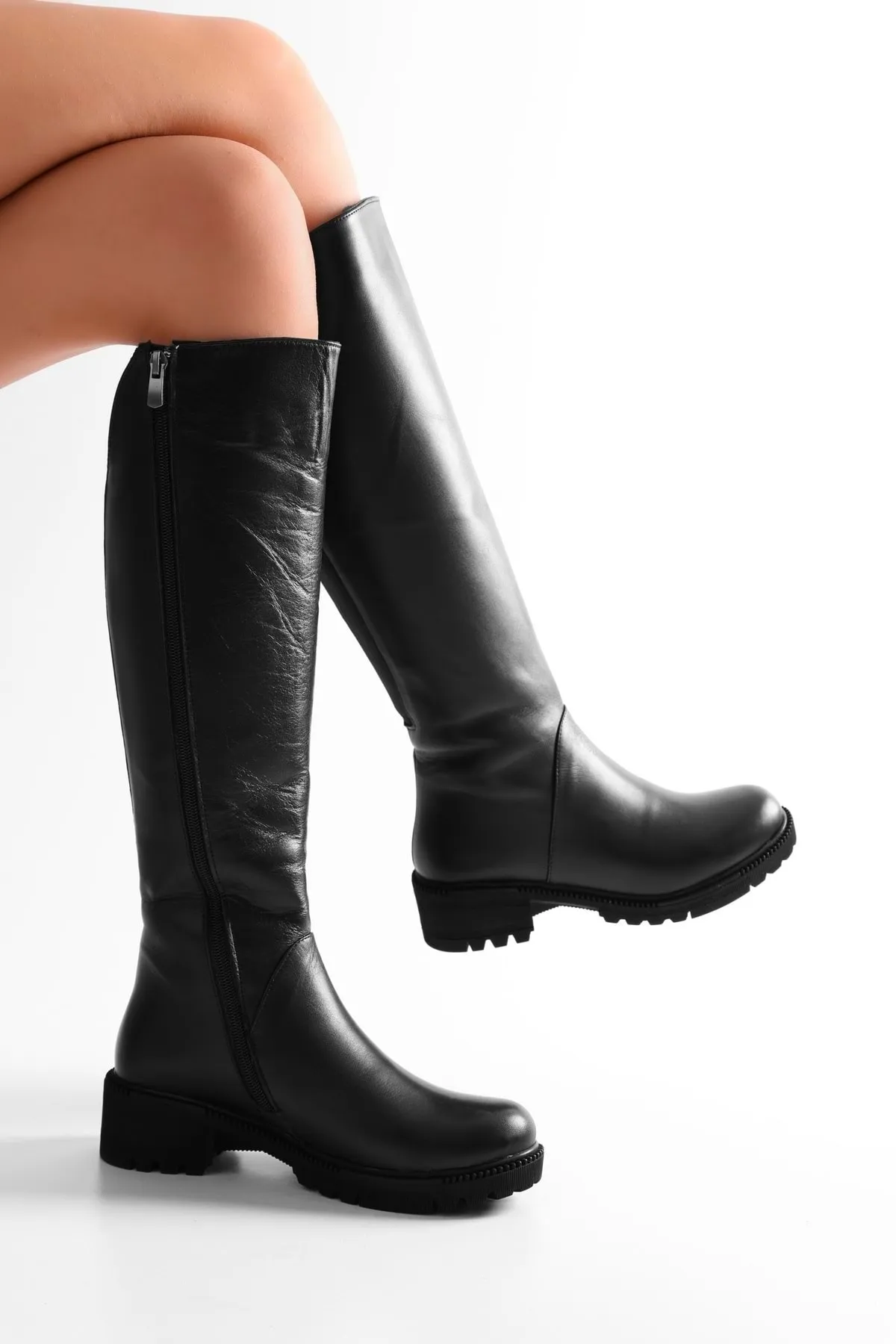 Shoeberry  Damen-Stiefel Malissa aus schwarzem Echtleder mit Absatz. Schwarzes Echtleder
