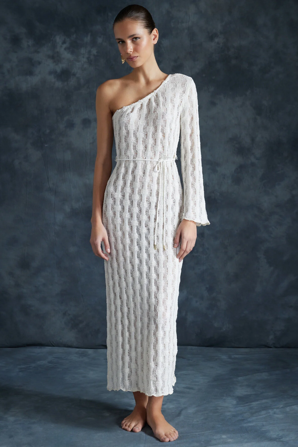Trendyol Collection  Beigefarbenes One-Shoulder-Strandkleid im Maxi-Strick-Strick-Look mit Gürtel und Gürtel TBESS24EL00025