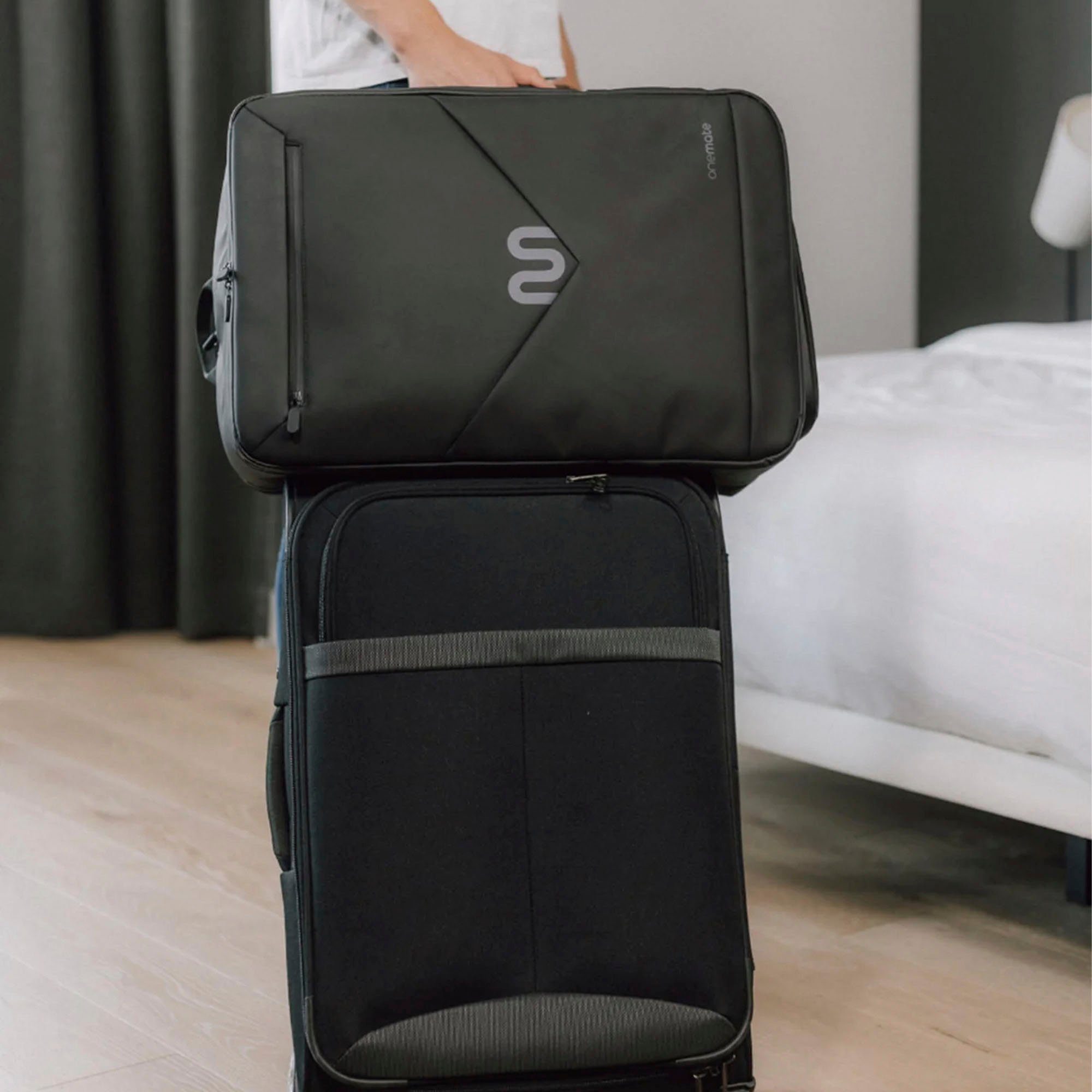 onemate Reiserucksack schwarz, erweiterbar; mit Laptopfach; aus recycelten PET-Flaschen
