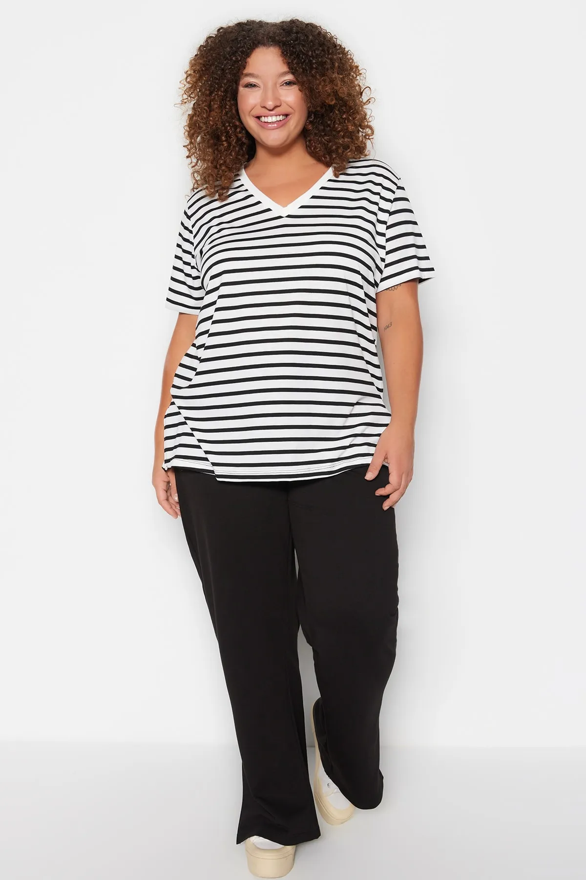 Trendyol Curve  Schwarz-weiß gestreiftes Strick-T-Shirt mit V-Ausschnitt TBBSS23BF00016