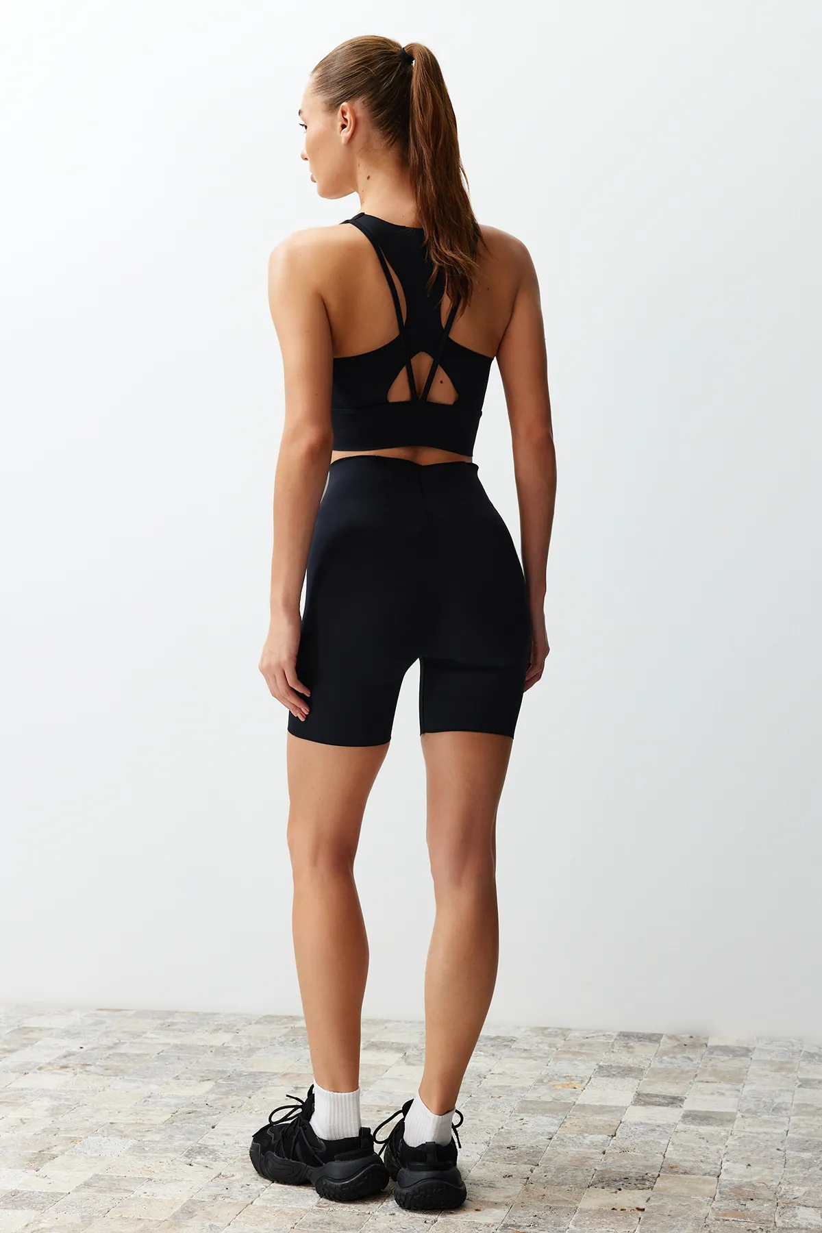 Trendyol Collection  Premium Schwarz Matt 2.Bauch- und Hüftformende Strick-Sportshorts mit Lagen/Kurze Leggings THMSS24TY00026