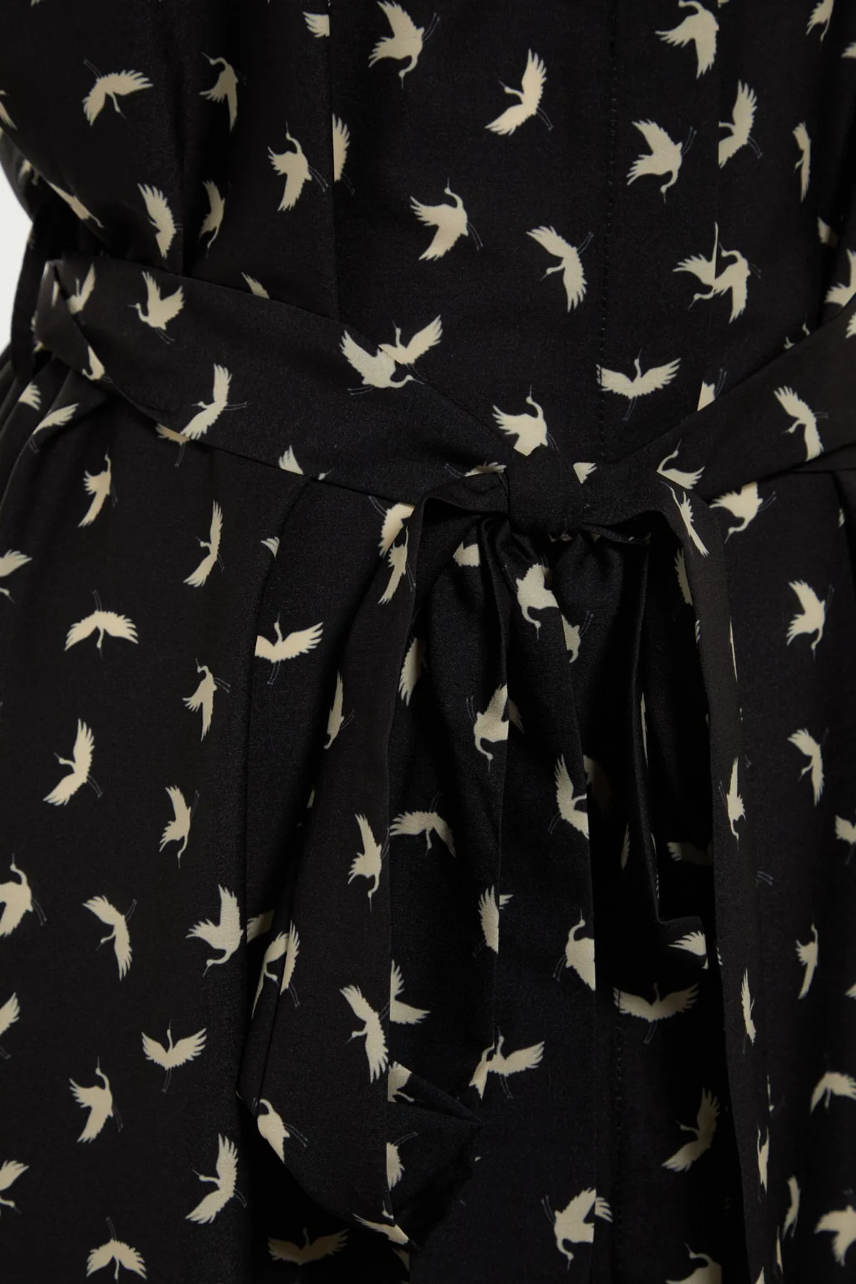 Trendyol Curve  Schwarz gemustertes, gewebtes Kleid mit Schlitz und Gürtel TBSSS22EL1582