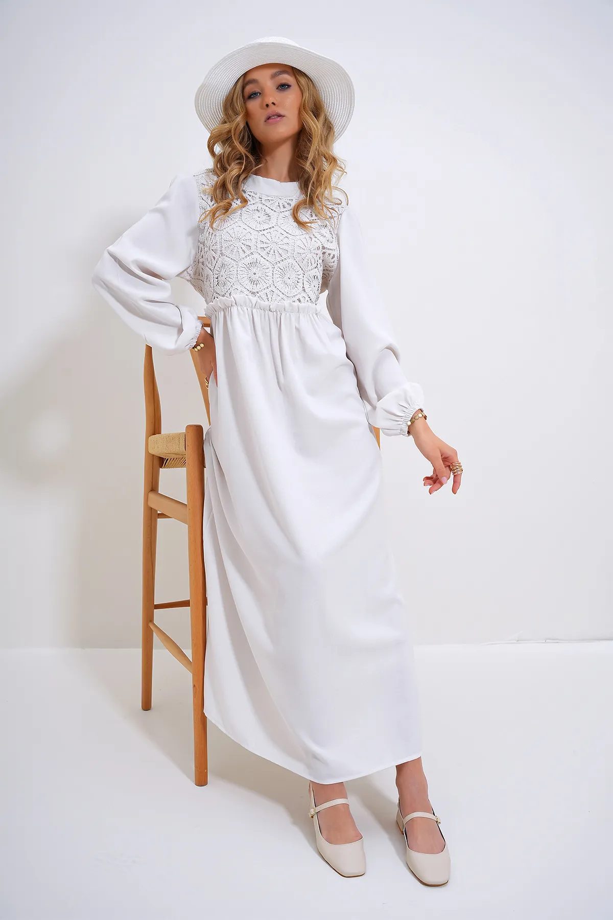Trend Alaçatı Stili  Weißes Damen-Kleid mit Stehkragen, gehäkeltem geflochtenem Reißverschluss auf der Rückseite ALC-X12025