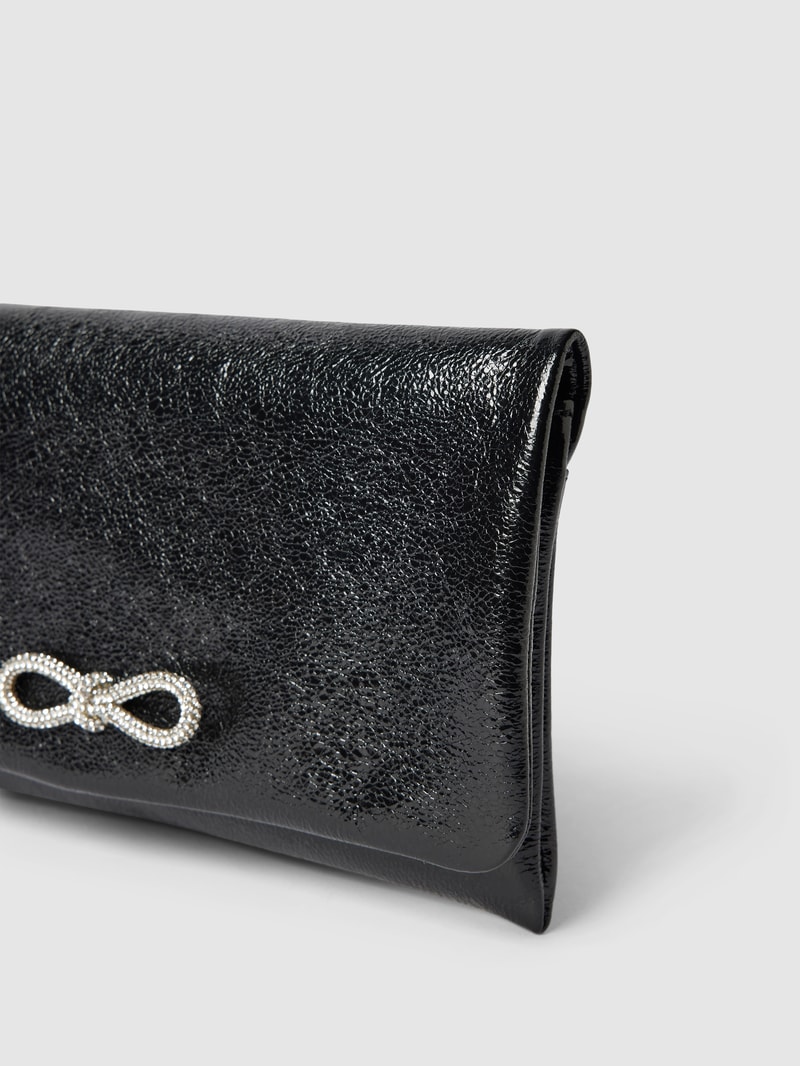 Clutch aus Leder mit Strasssteinbesatz in metallic schwarz