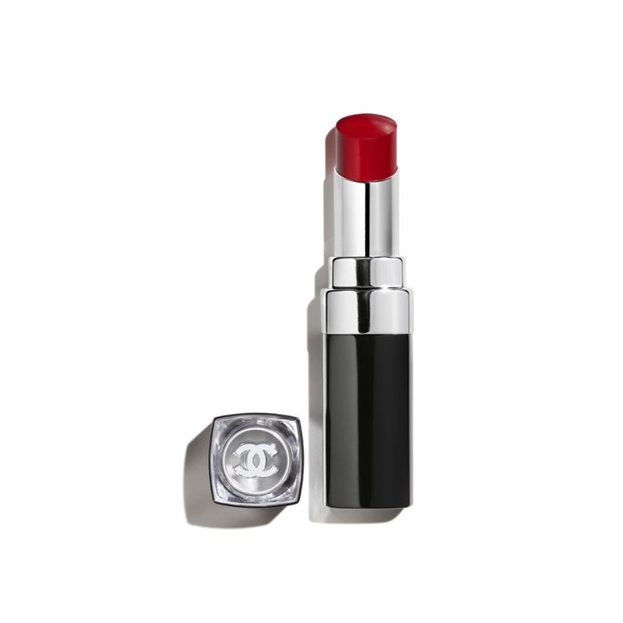 DER FEUCHTIGKEITSSPENDENDE, AUFPOLSTERNDE, HOCHGLÄNZENDE UND FARBINTENSIVE LIPPENSTIFT MIT LANGEM HALT