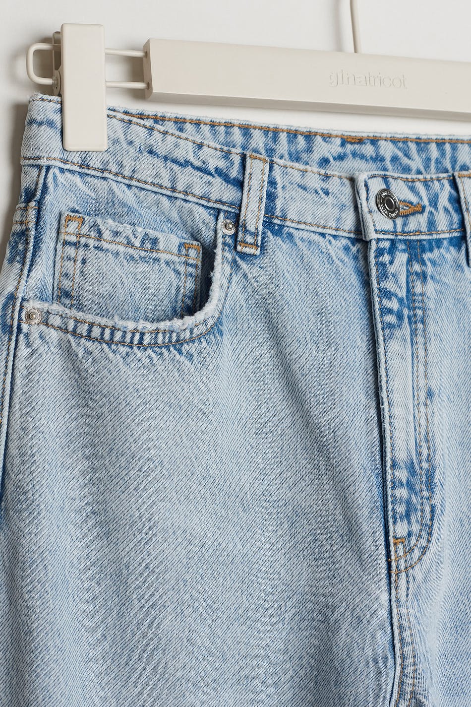 Straight 90s jeans