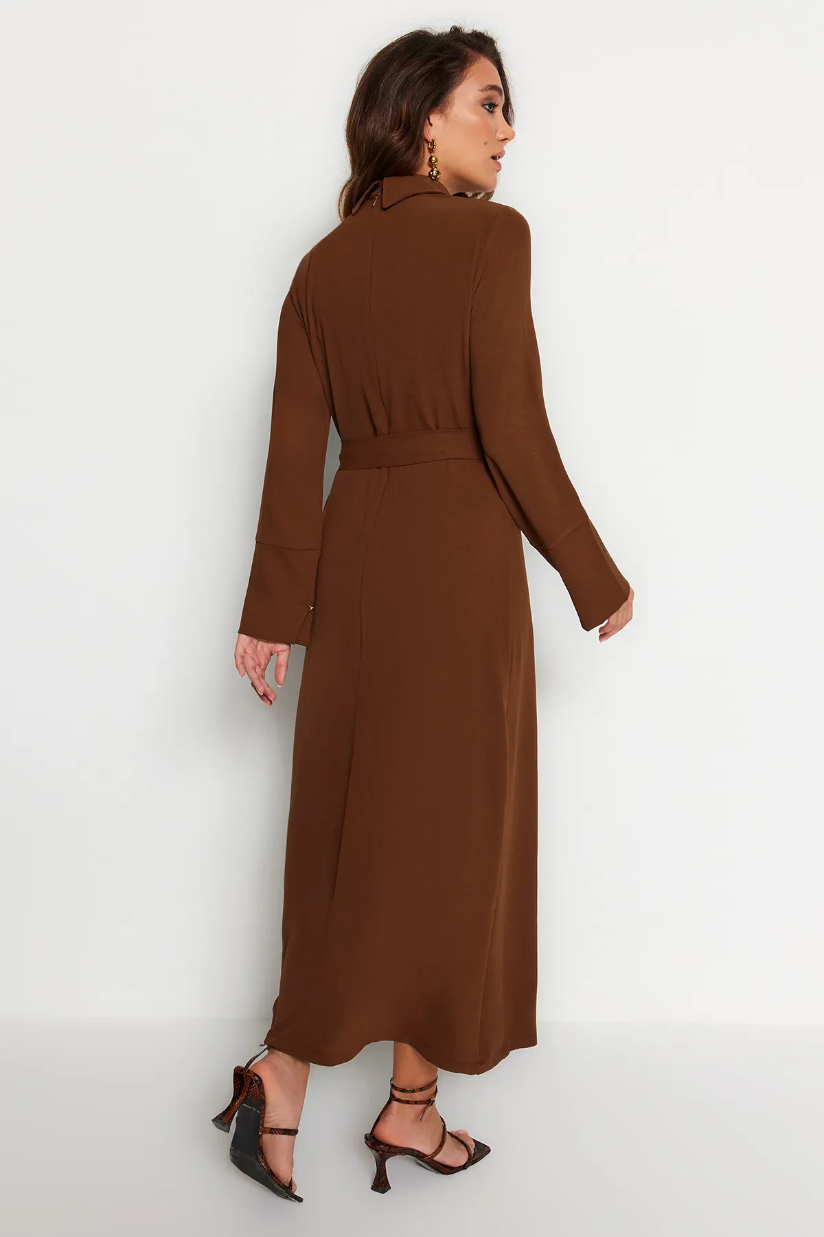 Trendyol Modest  Dunkelbraunes Aerobin-Maxi-Webkleid mit Gürtel TCTAW24EB00070