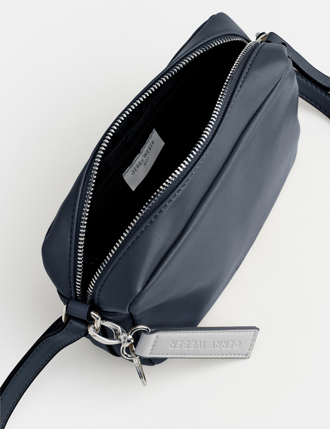 Kleine Schultertasche mit dekorativem Anhänger