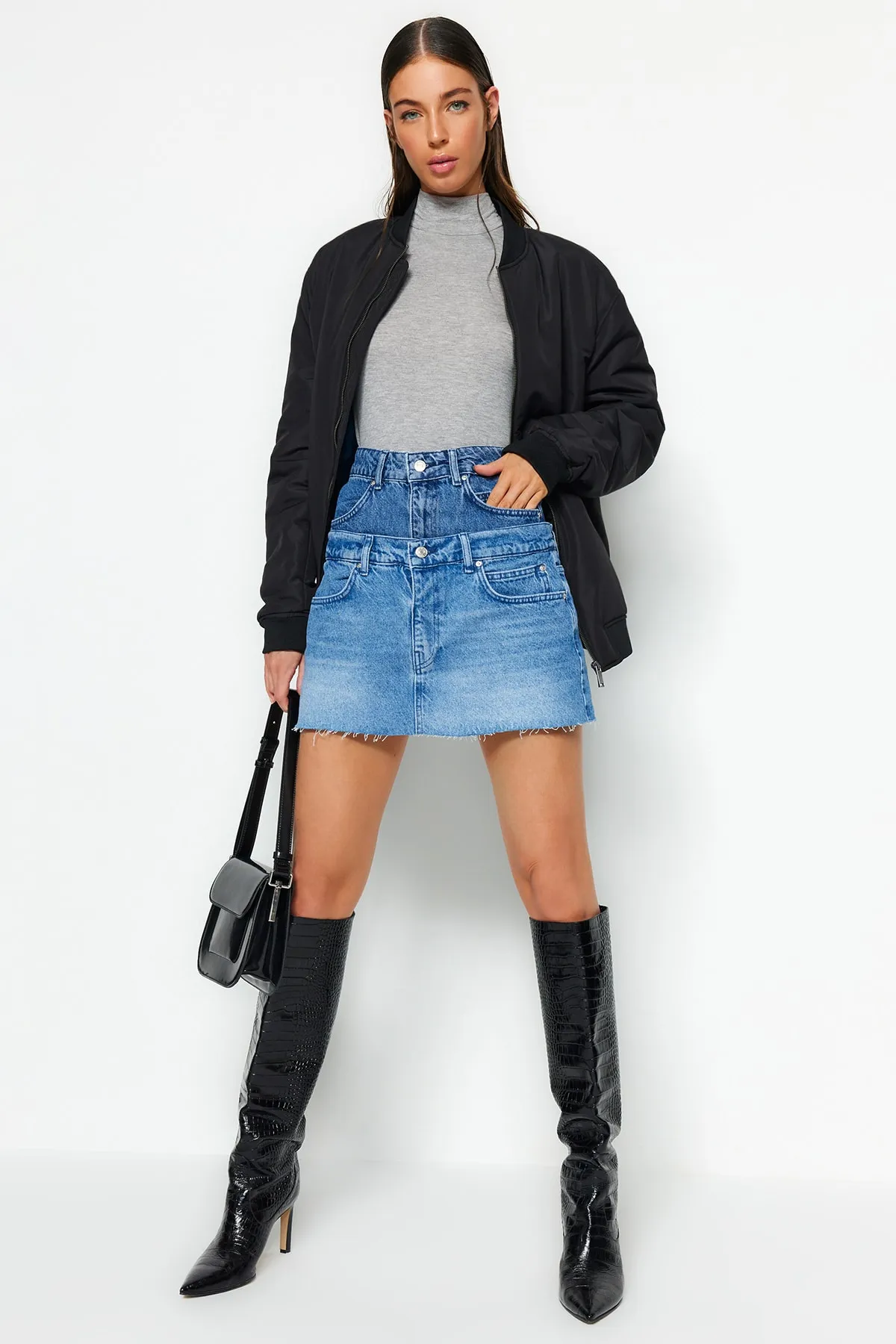 Trendyol Collection  Blauer Mini-Jeansrock mit hoher Taille und Blockfarbendetail TWOAW24ET00056