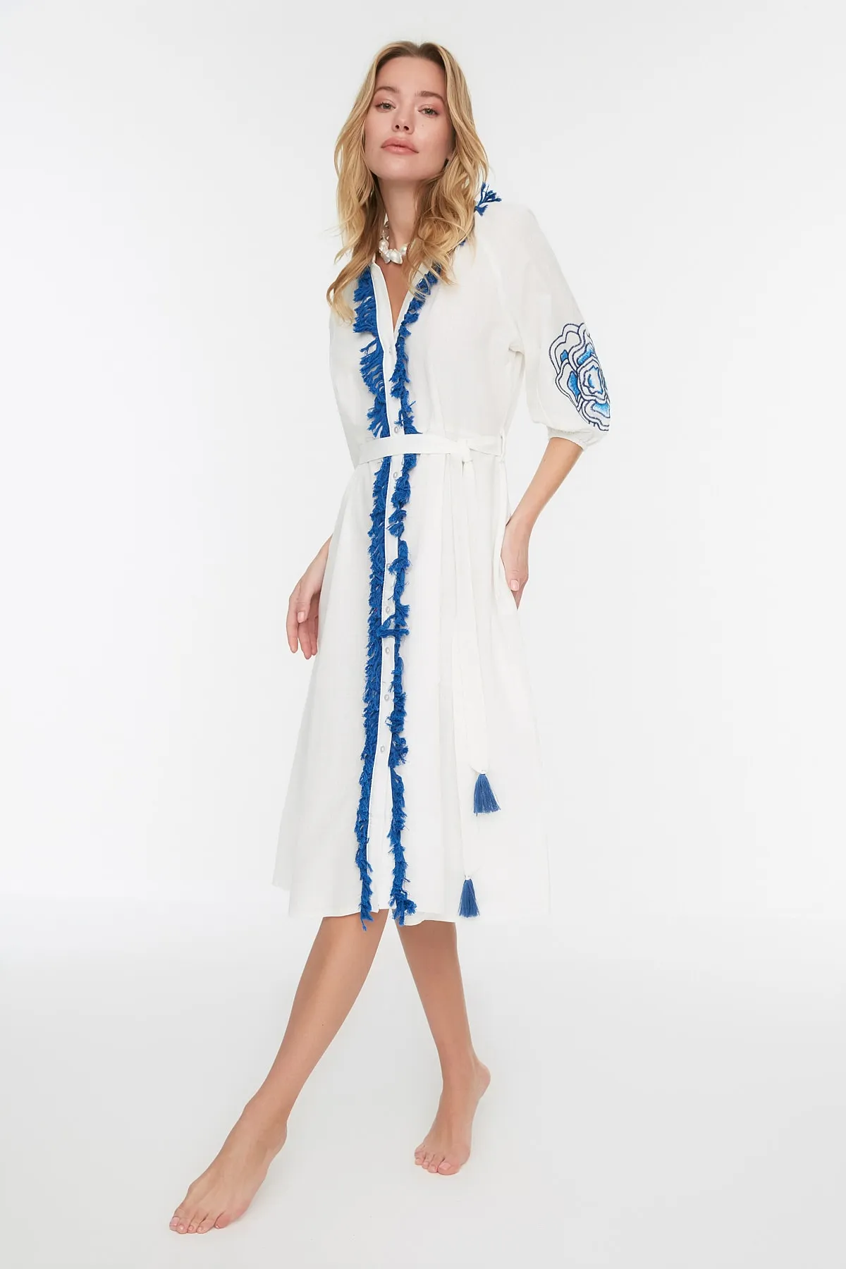 Trendyol Collection  Weißes Midi-Strandkleid aus 100 % Baumwolle mit gewebten Quasten TBESS21EL4003