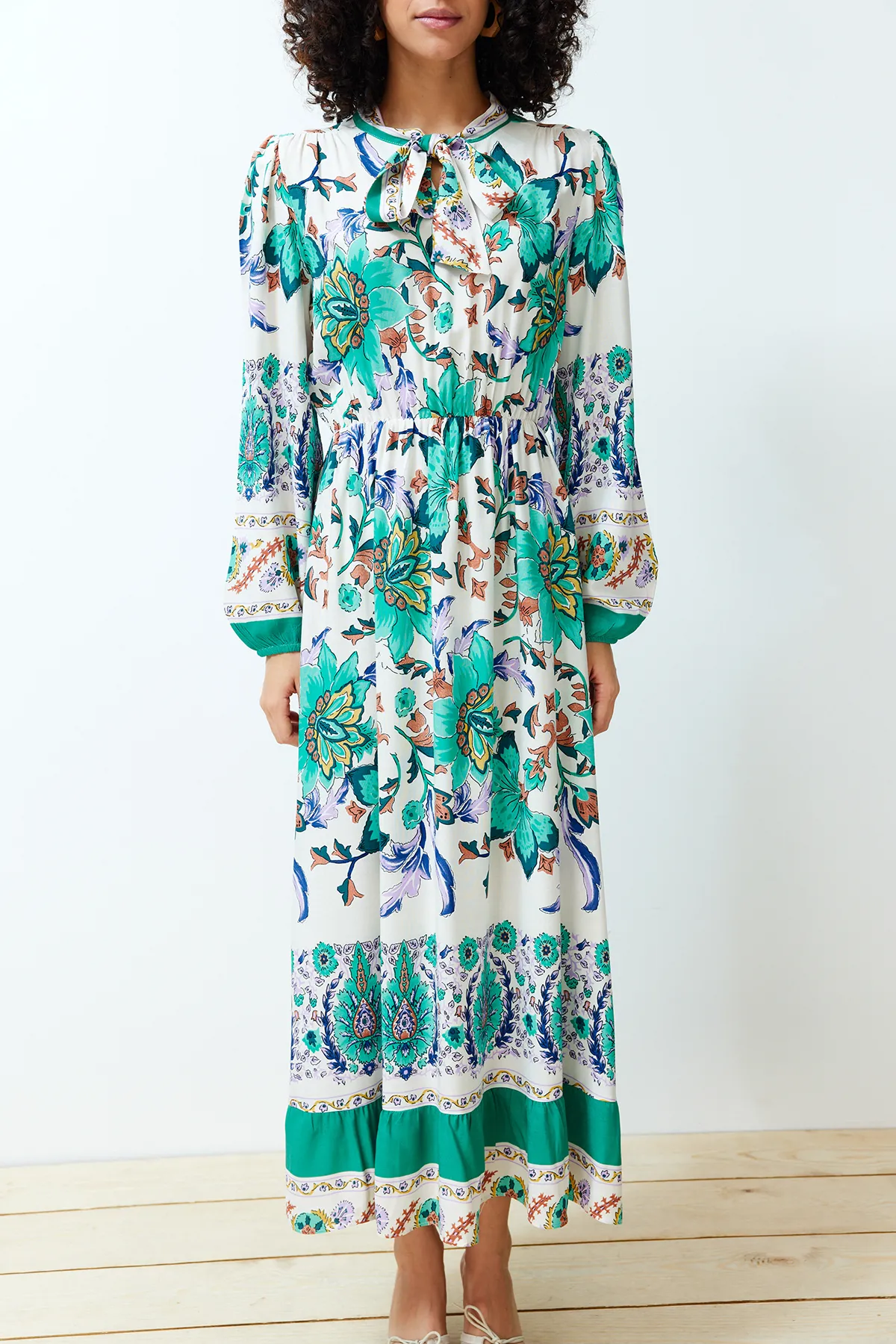 Trendyol Modest  Grünes Webkleid mit Blumenbordürenmuster TCTSS24EB00112