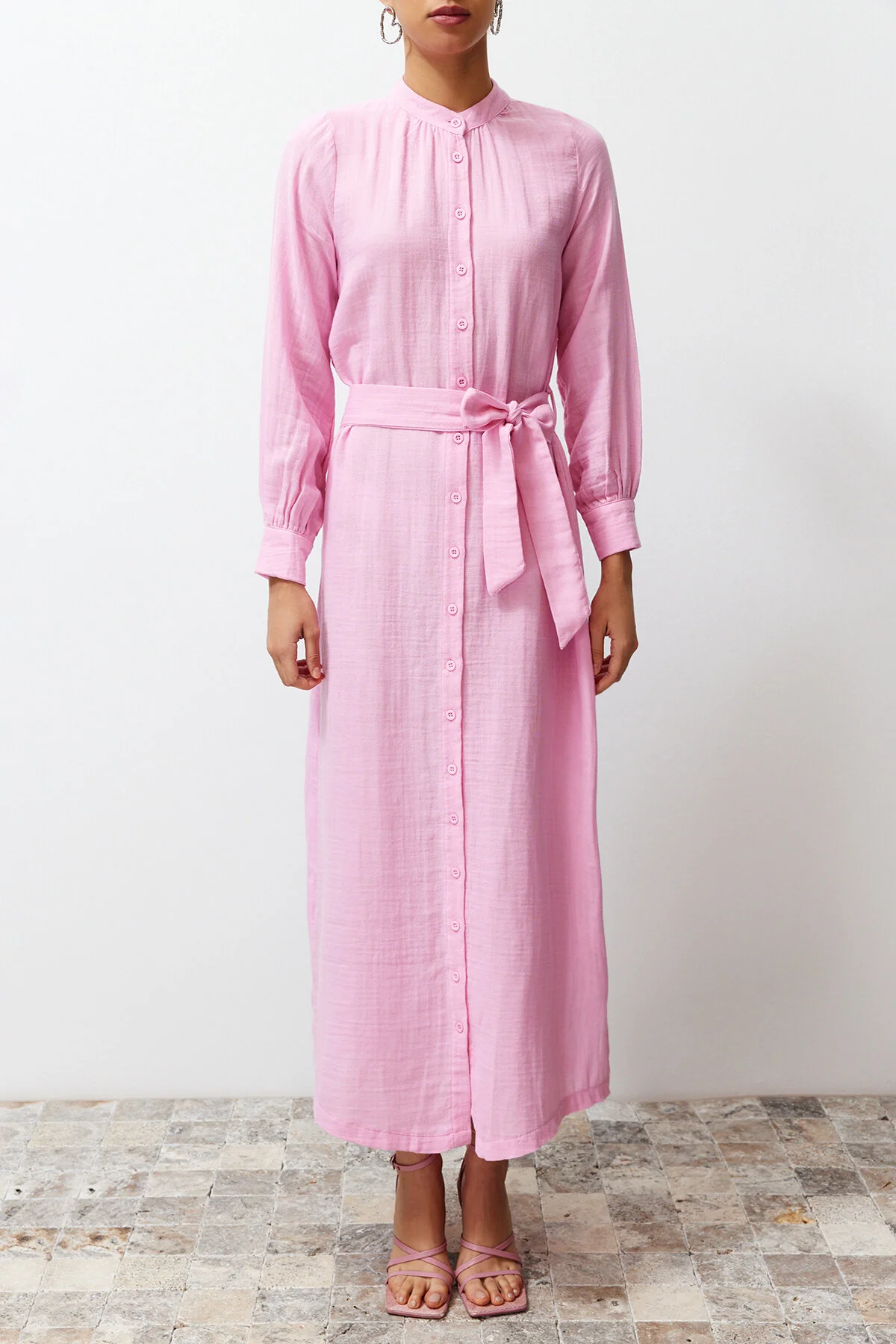 Trendyol Modest  Rosa Hemdkleid aus schlichtem Webstoff mit Vergrößerungskragen und Gürtel TCTSS24EB00127