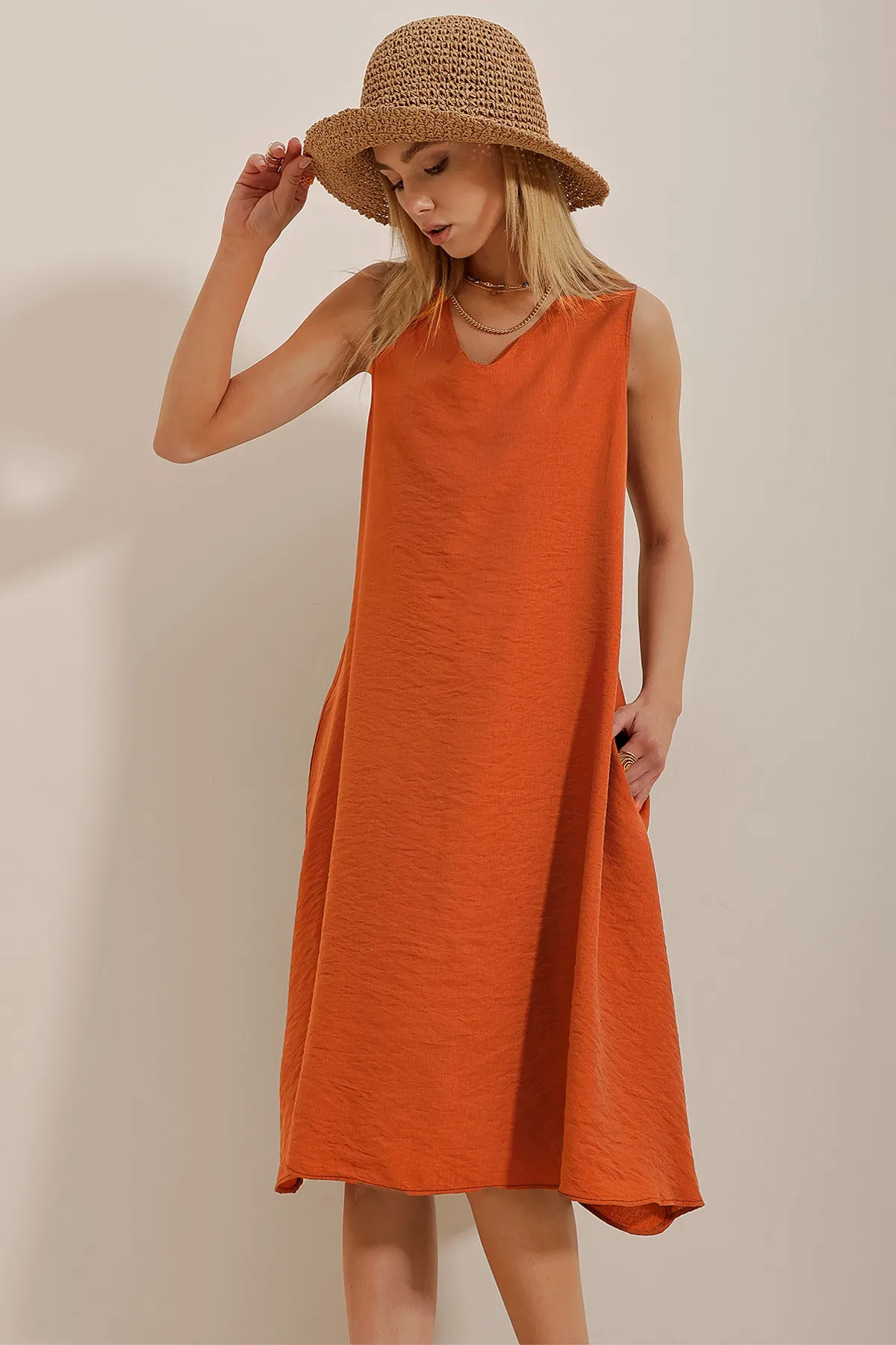 Trend Alaçatı Stili  Braunes Aerobin-Webkleid mit V-Ausschnitt und doppelten Taschen für Damen ALC-X10341