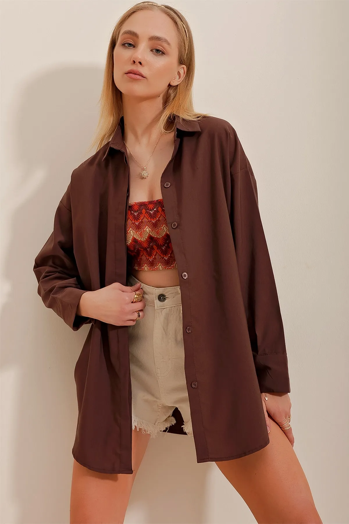 Trend Alaçatı Stili  Braunes, übergroßes, langes, gewebtes Hemd für Damen ALC-X6828