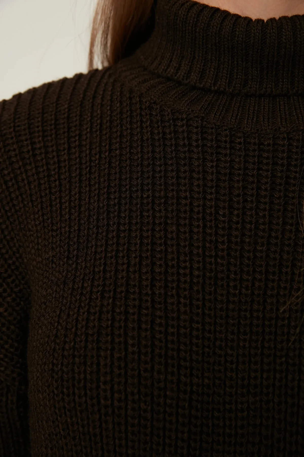 Trendyol Modest  Brauner Rollkragenpullover aus Strick TCTAW22AK0156