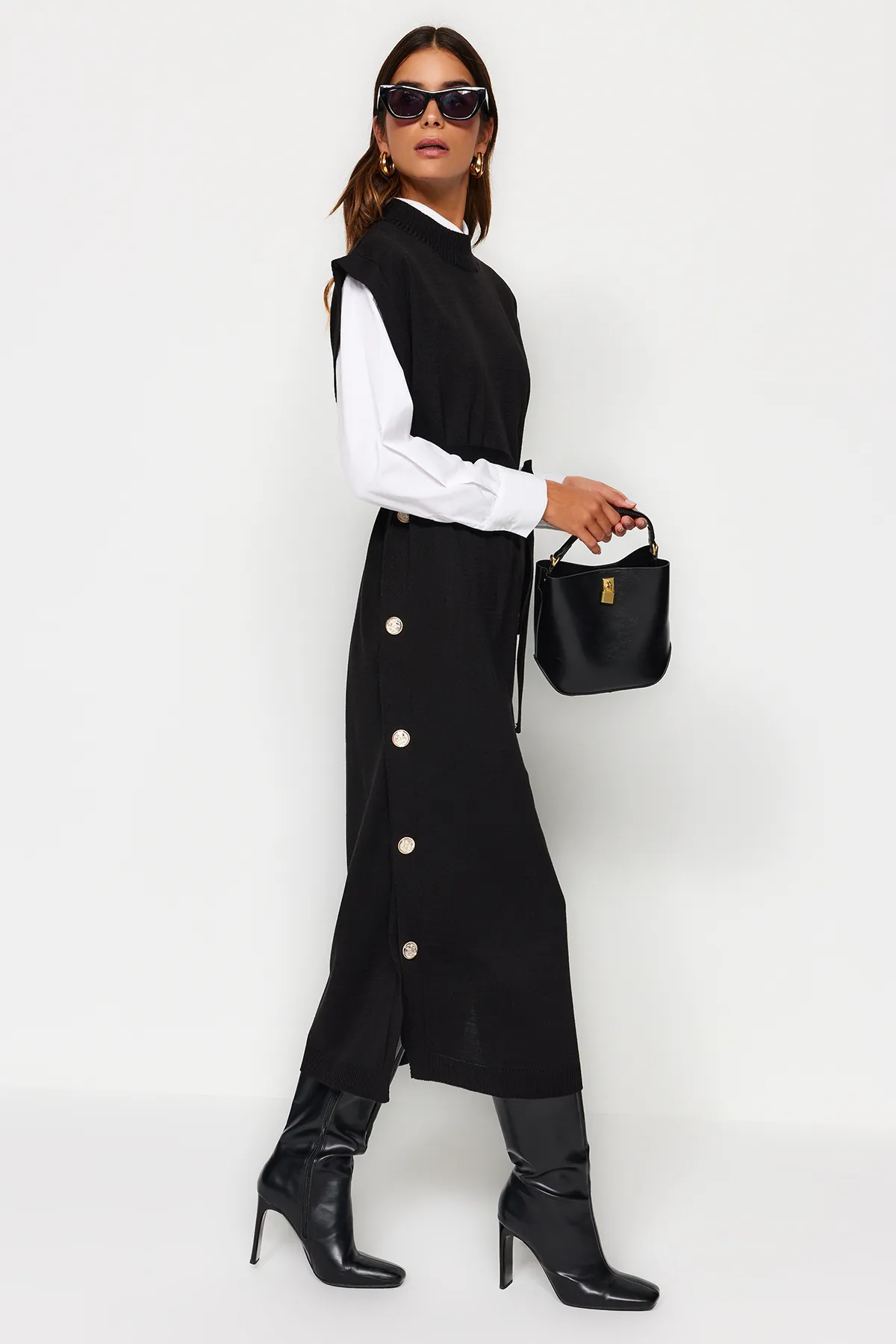 Trendyol Modest  Schwarzes Strickpulloverkleid mit Knöpfen und detaillierten Details TCTAW24UV00038