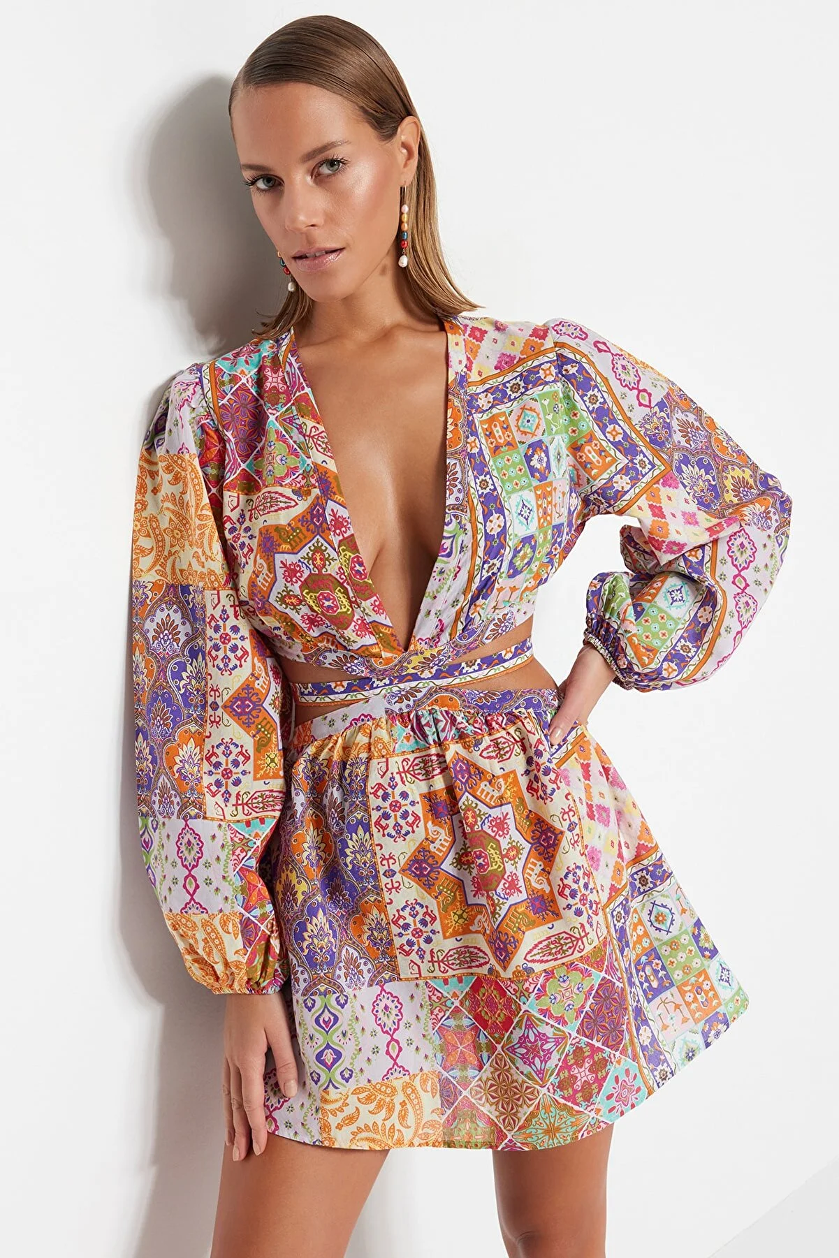 Trendyol Collection  Ethnisch gemustertes Mini-Strandkleid aus 100 % Baumwolle mit Ausschnitt/Fensterausschnitt TBESS23EL00140