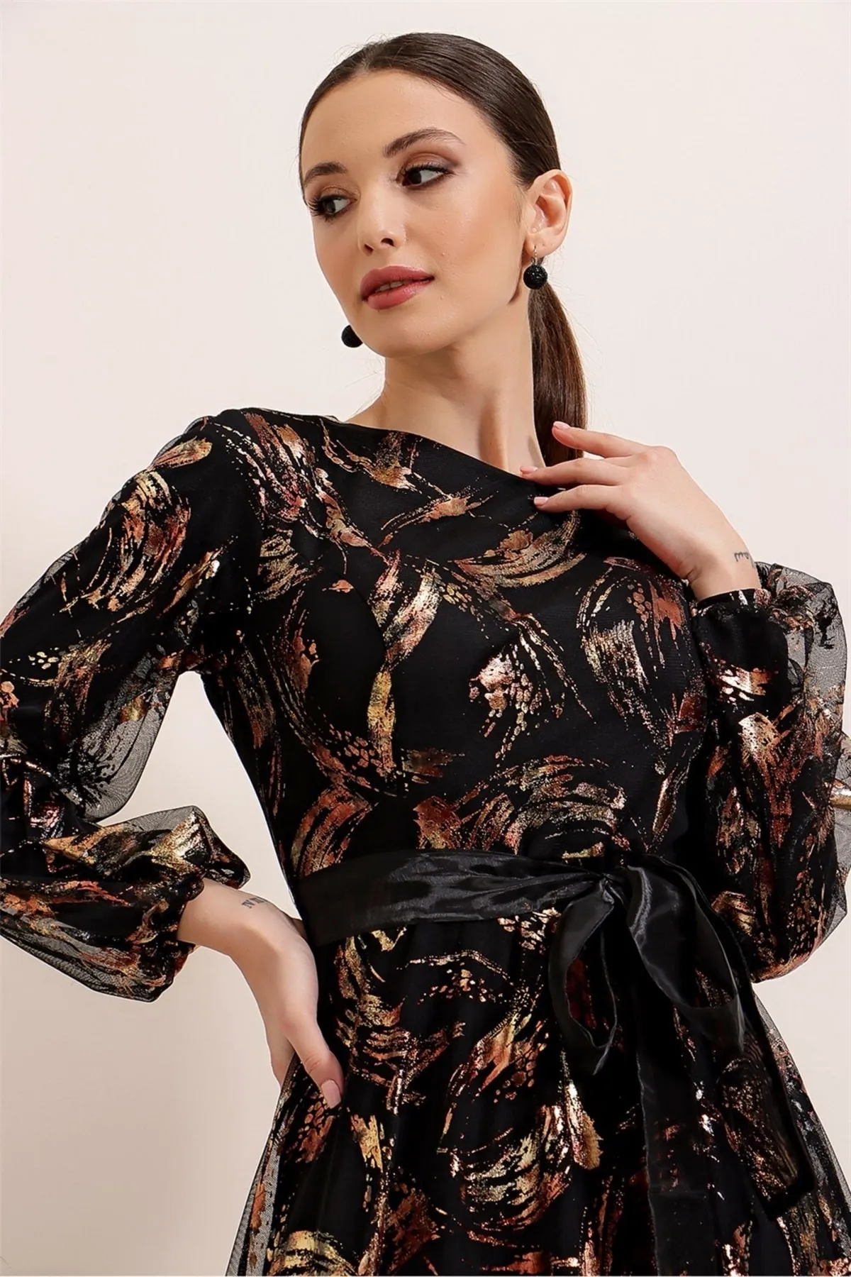 By Saygı  Vergoldetes langes Kleid mit Gürtel und Taillenfutter in Schwarz-Bronze