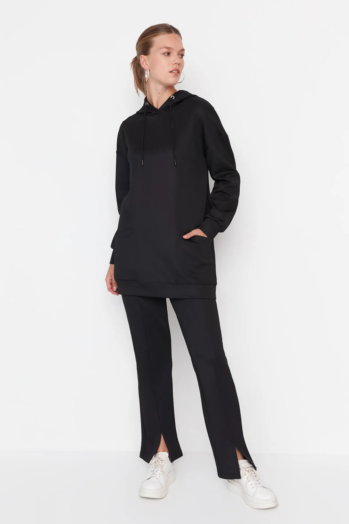 Trendyol Modest  Schwarzes Scuba-Sweatshirt-Hosen-Strickset mit Kapuze und Schlitzdetail TCTAW23US00139