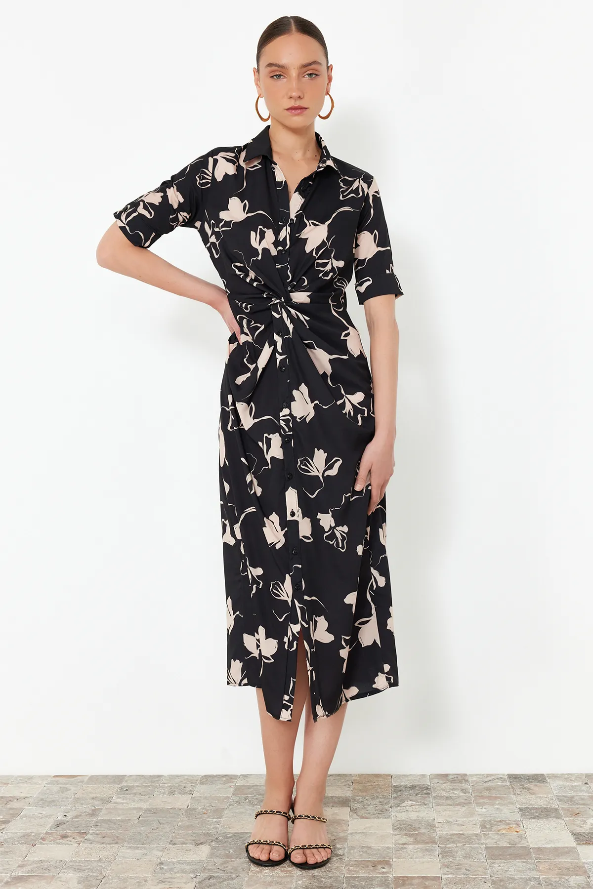 Trendyol Collection  Schwarzes, gewebtes Hemdkleid mit Raffung und Detail TWOSS21EL1018