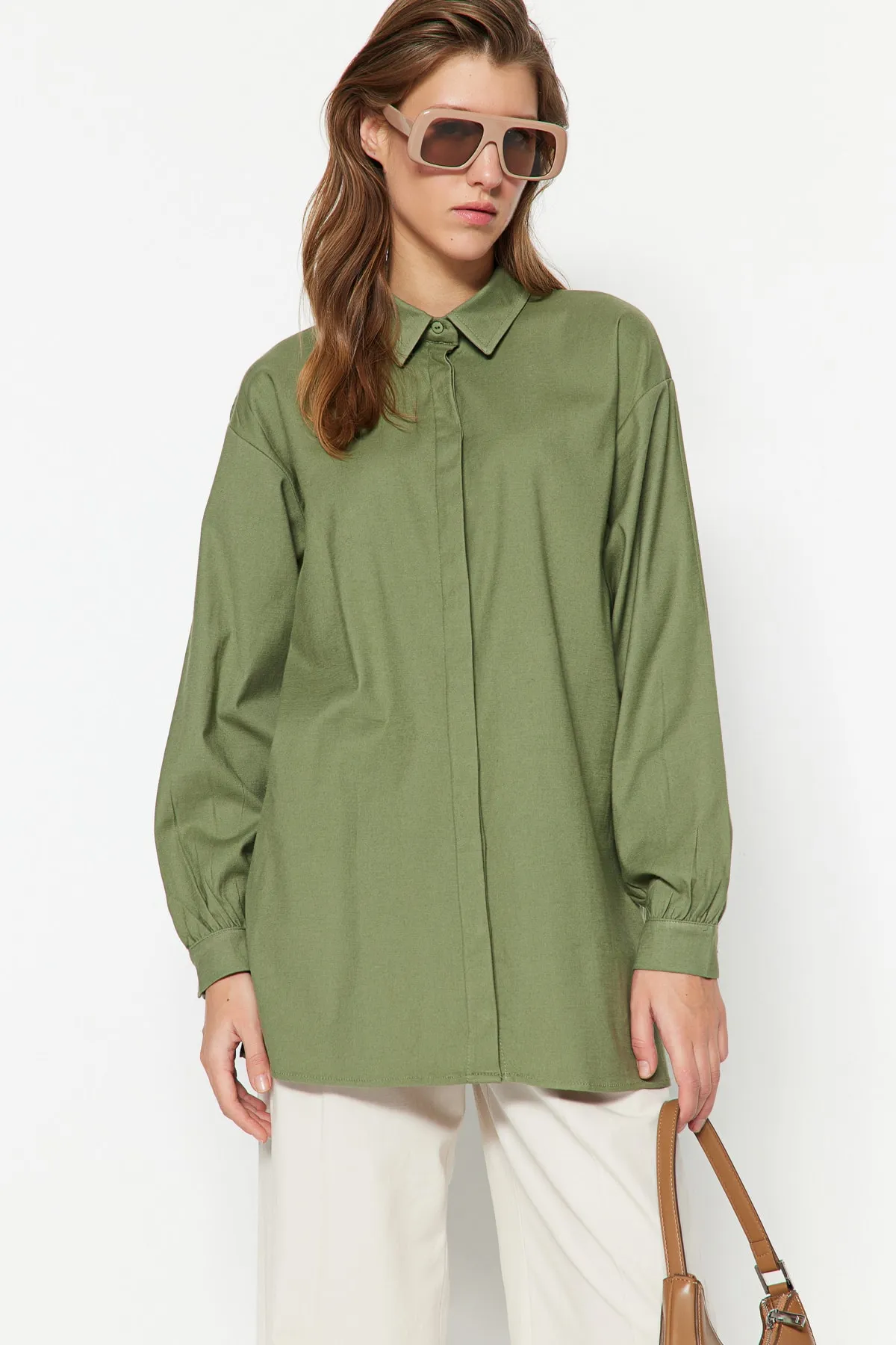 Trendyol Modest  Khakifarbenes, gewebtes Hemd mit Gimpen auf der Rückseite TCTSS23TG00061