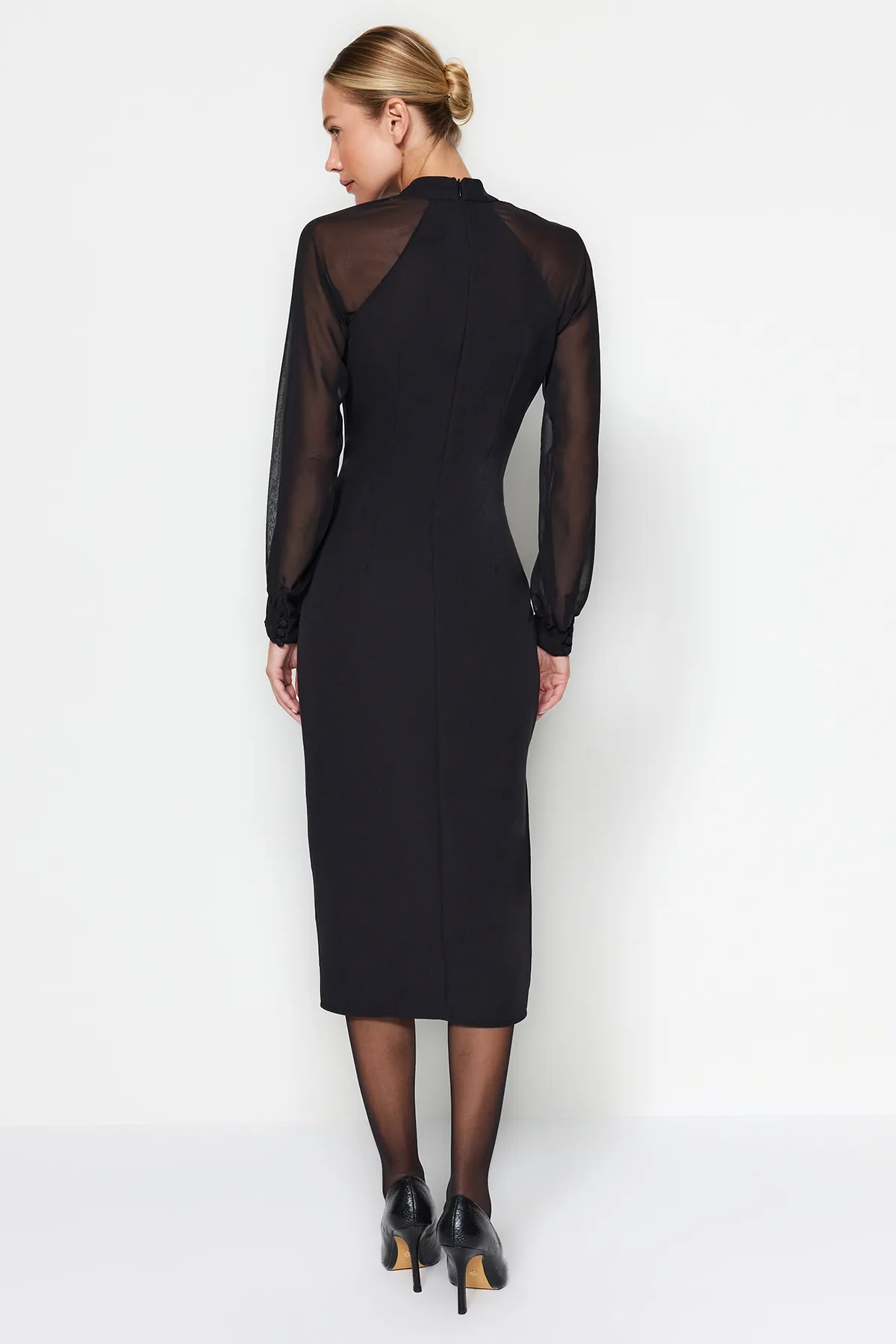 Trendyol Collection  Schwarzes Midi-Webkleid mit hohem Kragen und detaillierten Ärmeln TWOAW24EL00461