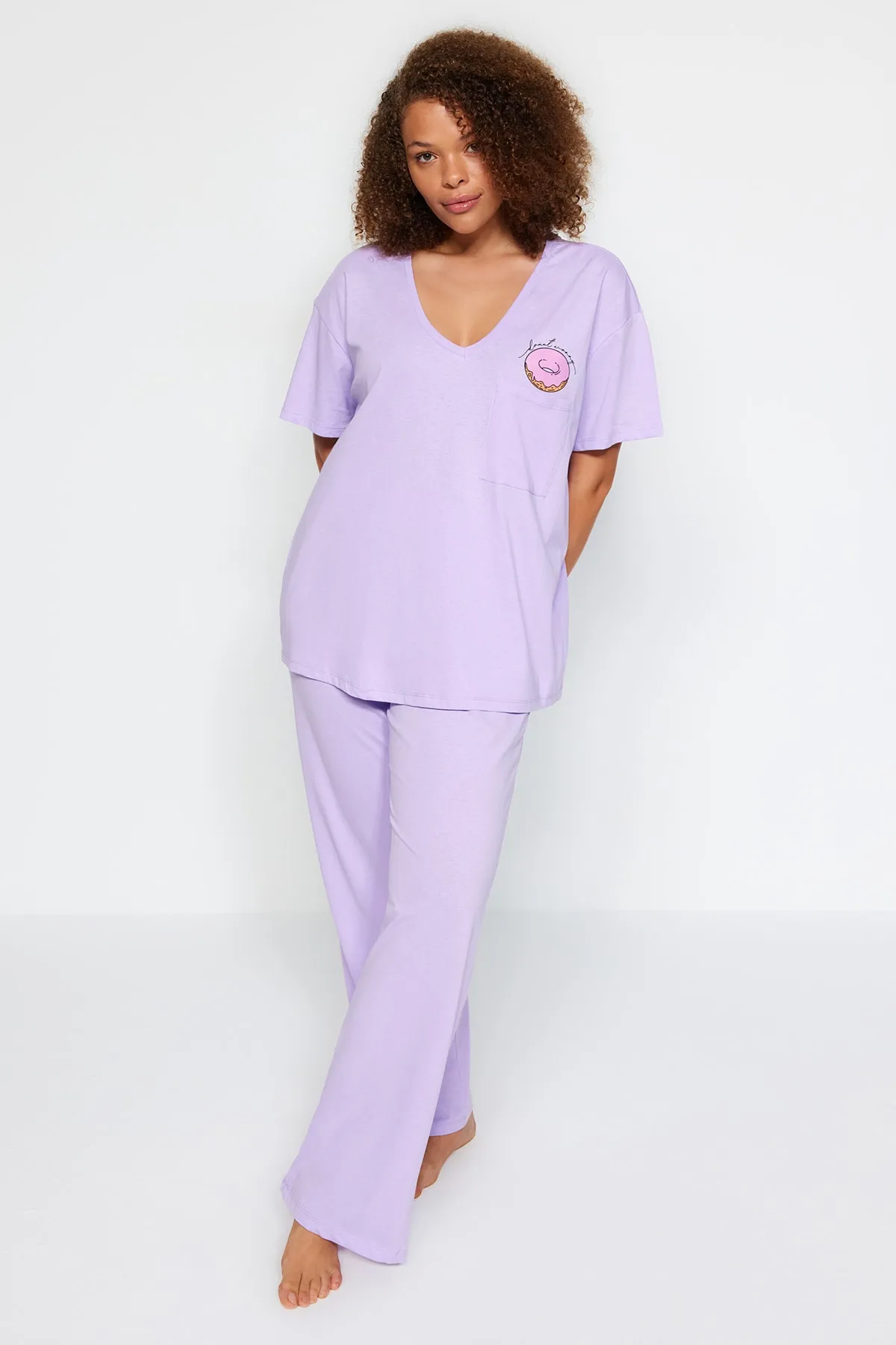 Trendyol Curve  Lila bedrucktes Strick-Pyjama-Set mit Taschendetail TBBAW24AI00004