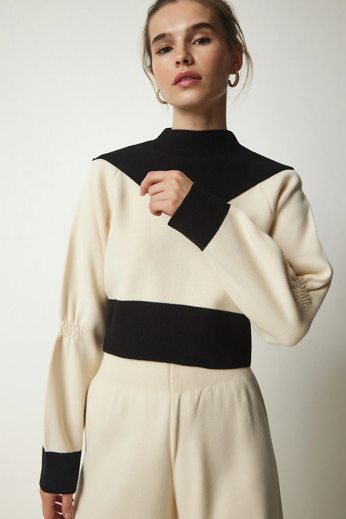 Happiness İstanbul  Cremefarbener Pullover in Blockfarben für Damen, stilvoller Strickanzug, CI00089