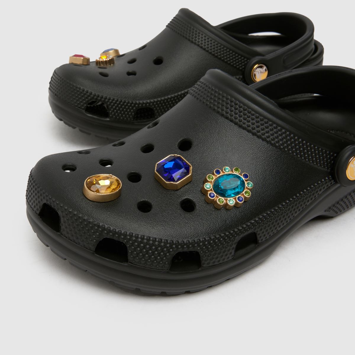 Crocs Classic Jewel klumpa szandál fekete színben