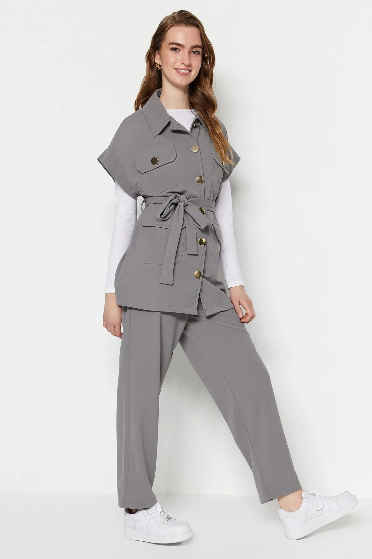 Trendyol Modest  Grau-goldener Strickanzug mit Weste und Hose mit Knöpfen TCTAW22US0062