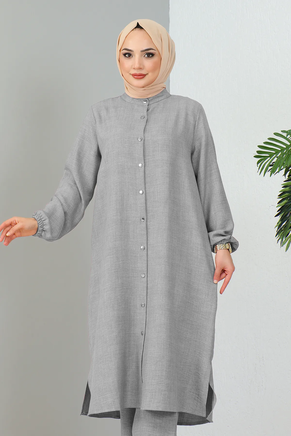 MODAQU  Graues Set mit Tunika und Hose mit Richterkragen