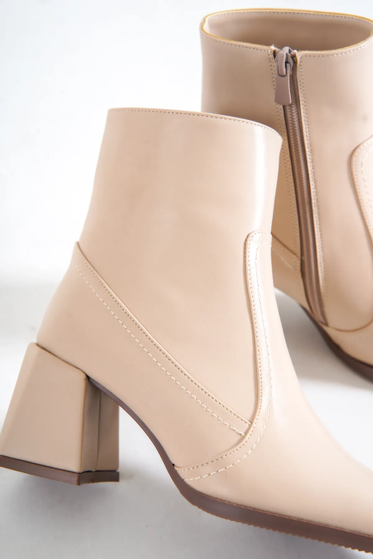 Capone Outfitters  Damenstiefel mit stumpfer Zehenpartie und seitlichem Reißverschluss