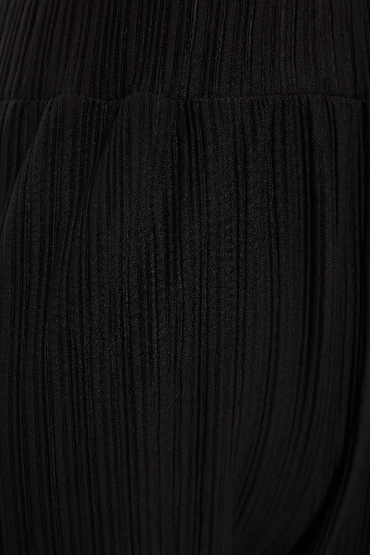 Trendyol Collection  Schwarze, plissierte Schlaghose/spanisches Bein, hohe elastische Taille, Strickhose TWOSS23PL00115