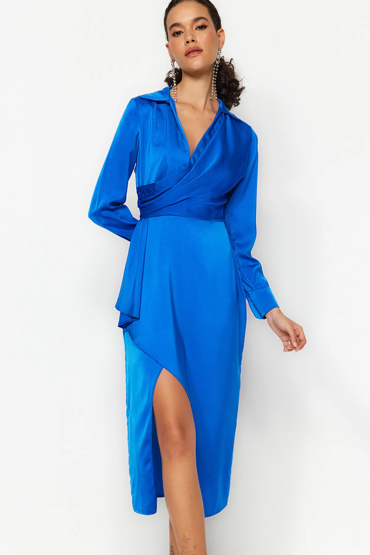 Trendyol Collection  Saks Wickelkleid aus gewebtem Satin, stilvolles Abendkleid TPRAW24EL00111