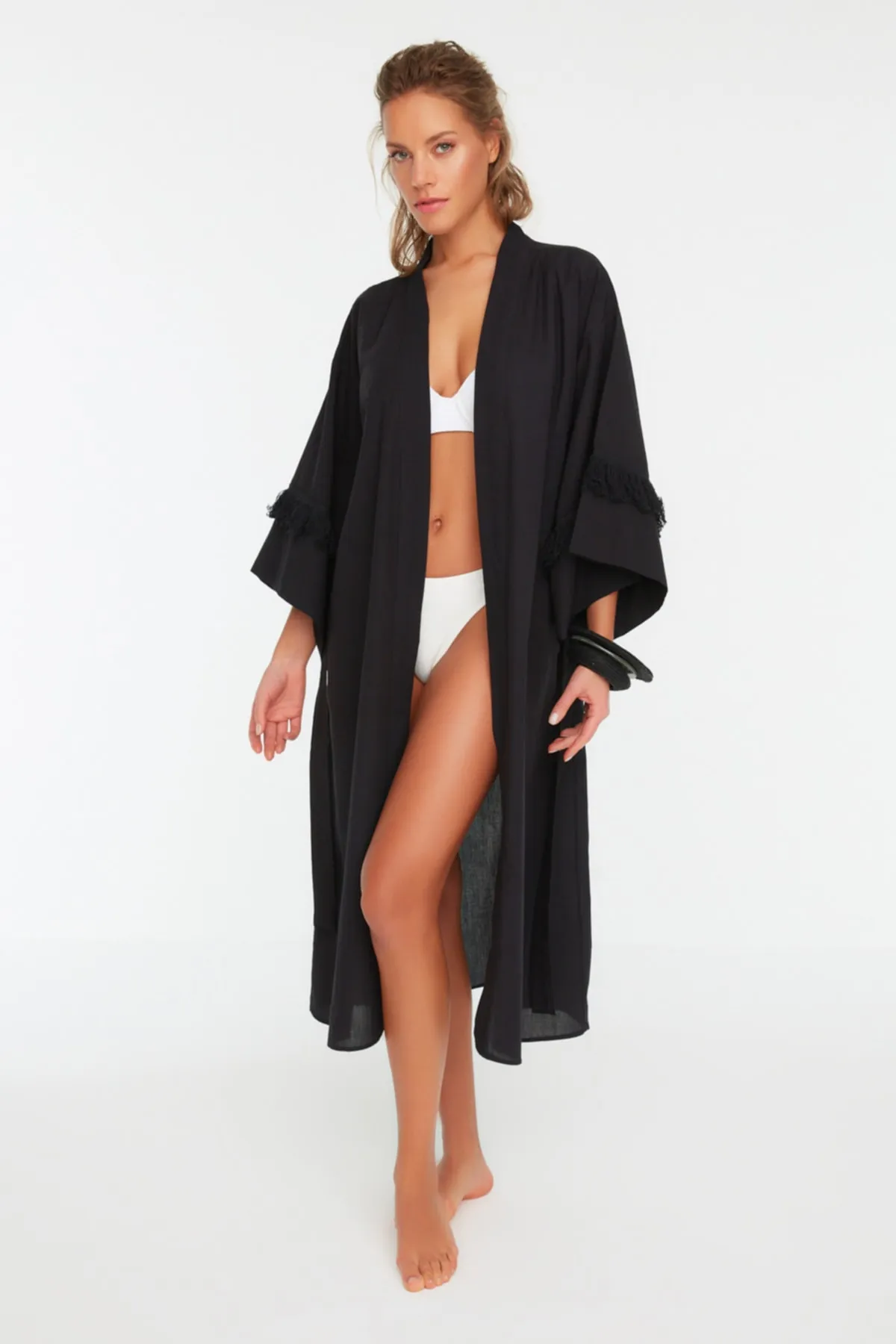 Trendyol Collection  Schwarzer Maxi-Kimono und Kaftan aus 100 % Baumwolle mit Gürtel und Quasten TBESS22KM0046