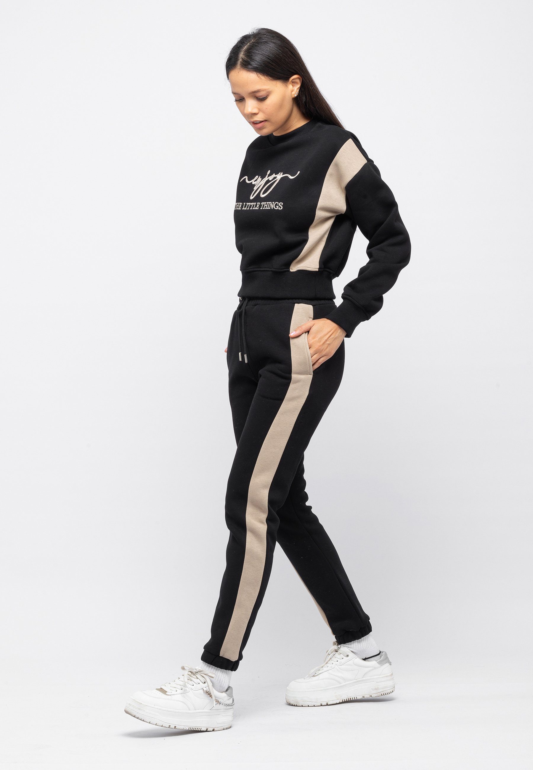 Tom Barron Freizeitanzug CASUAL REGULAR SIZE TRACKSUIT WITH CHEST EMBROIDERY, mit modernem Design