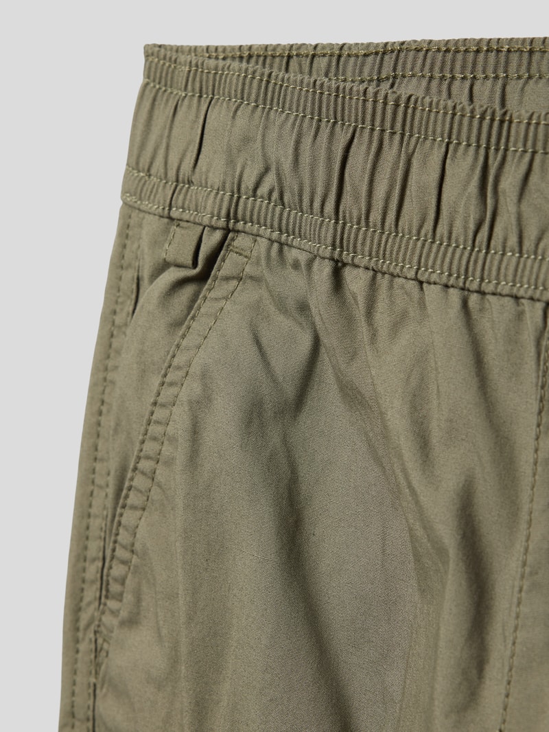 Hose mit seitlichen Eingrifftaschen in olivgrün