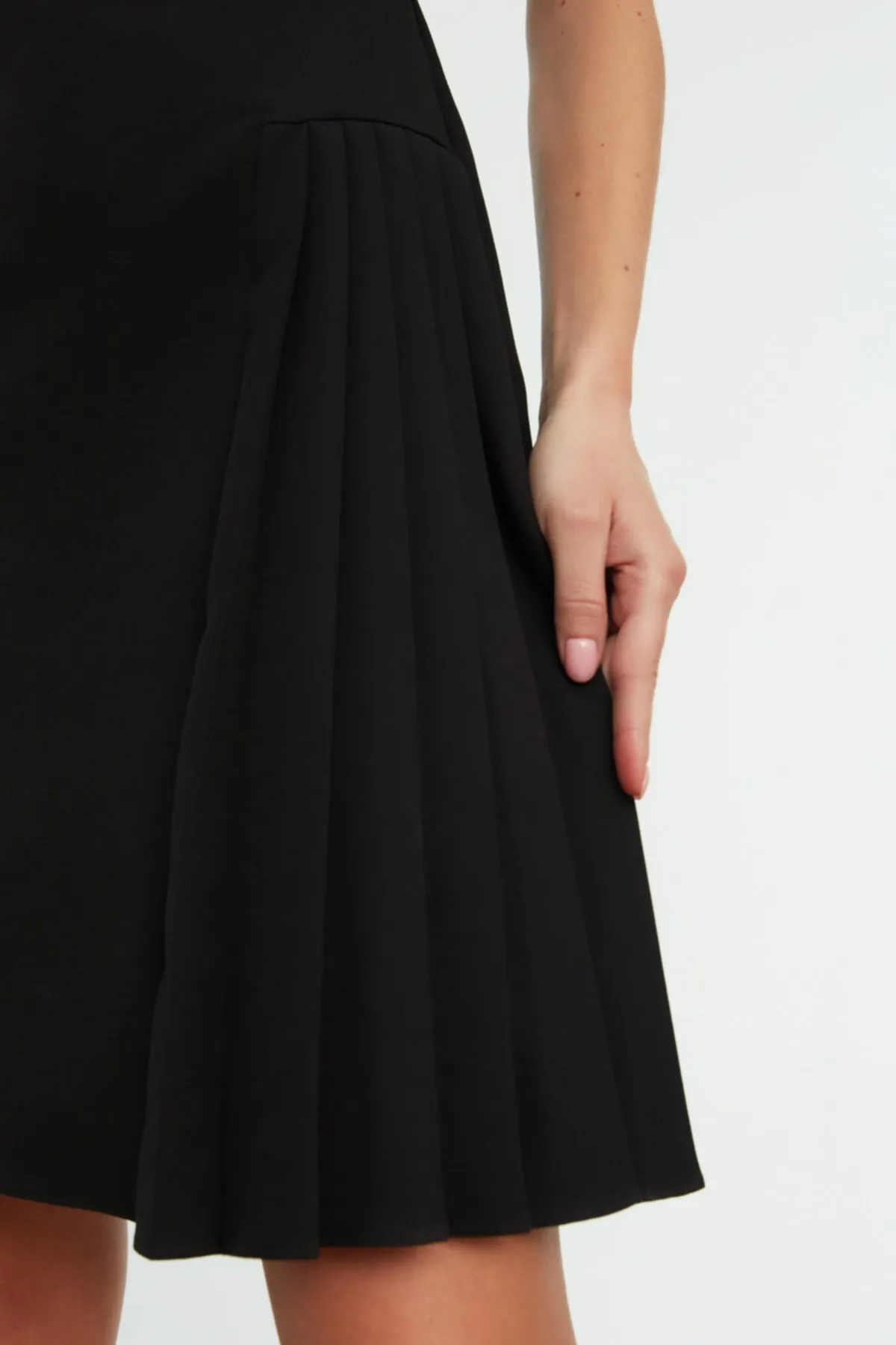 Trendyol Collection  Schwarzes Mini-Webkleid mit hohem Kragen und A-Schnitt TWOSS21EL0321