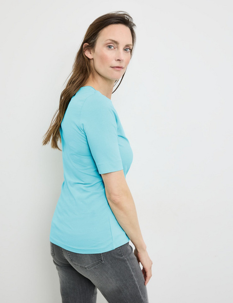 Nachhaltiges T-Shirt mit satiniertem Ausschnitt