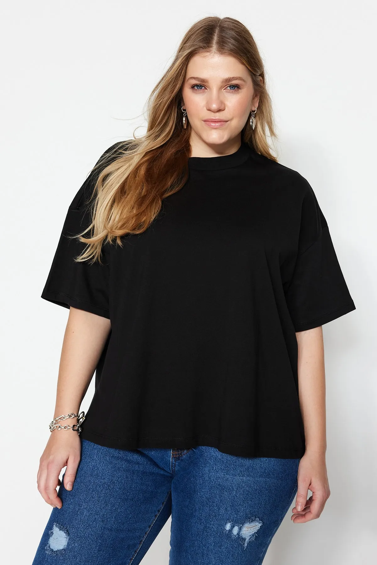 Trendyol Curve  Geripptes, weit geschnittenes Basic-Strick-T-Shirt mit schwarzem Kragen TBBSS23BF00017