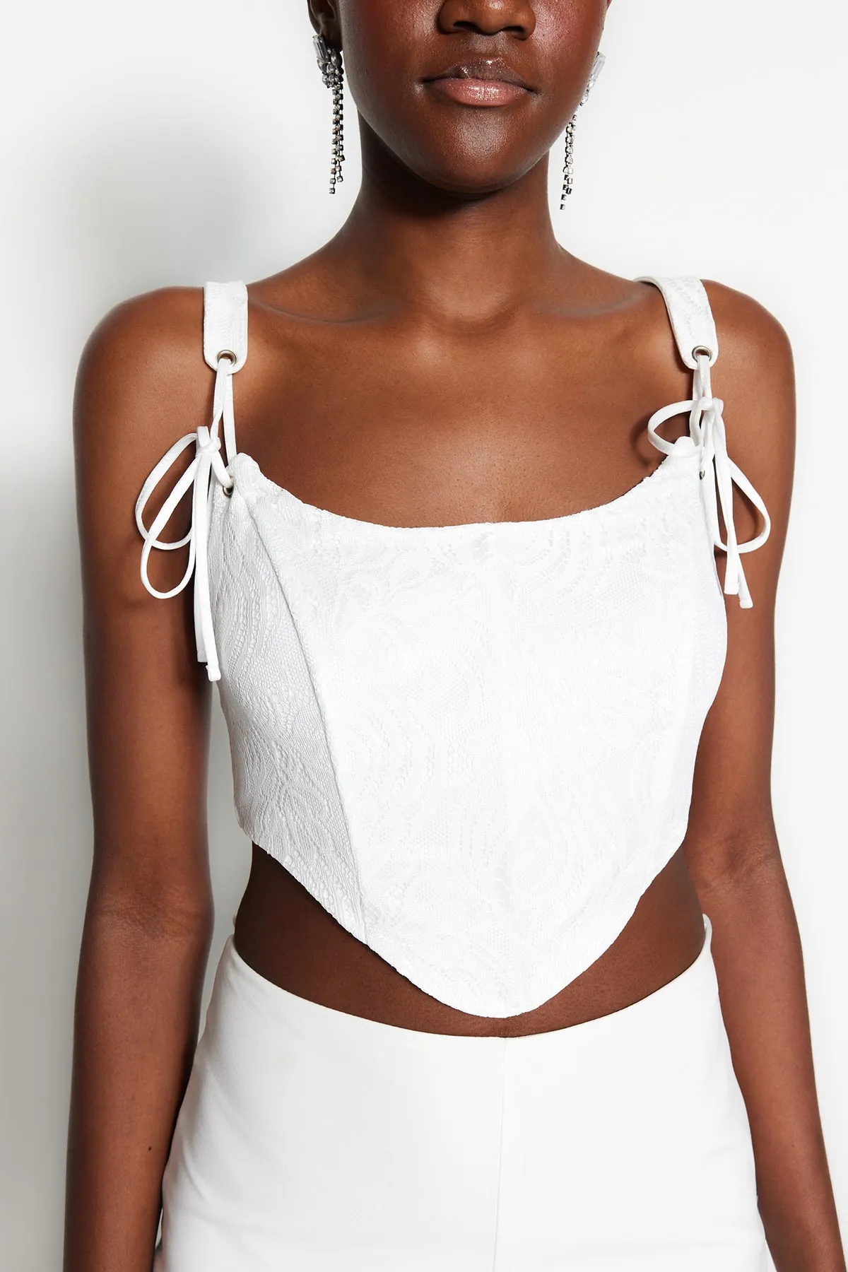 Trendyol Collection  Ecrufarbenes, bauchfreies, gefüttertes Bustier mit schräger Spitze TPRSS23BS00032