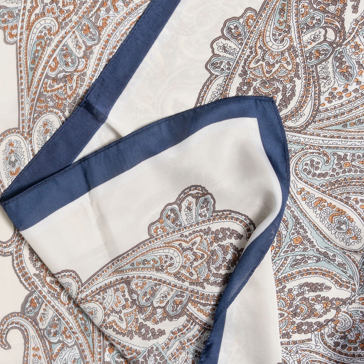 Foulard carré écru à motif cachemire