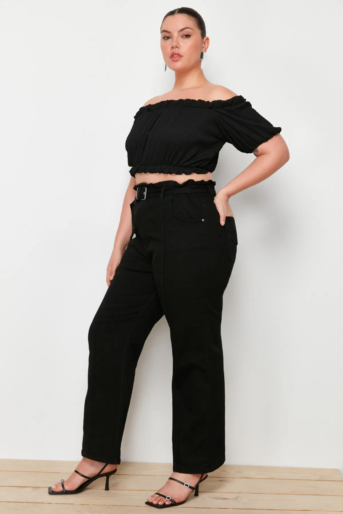 Trendyol Curve  Schwarze High-Waist-Jeans mit Gürtel und Nähten, detaillierte Straight-Fit-Jeans TBBAW24CJ00013