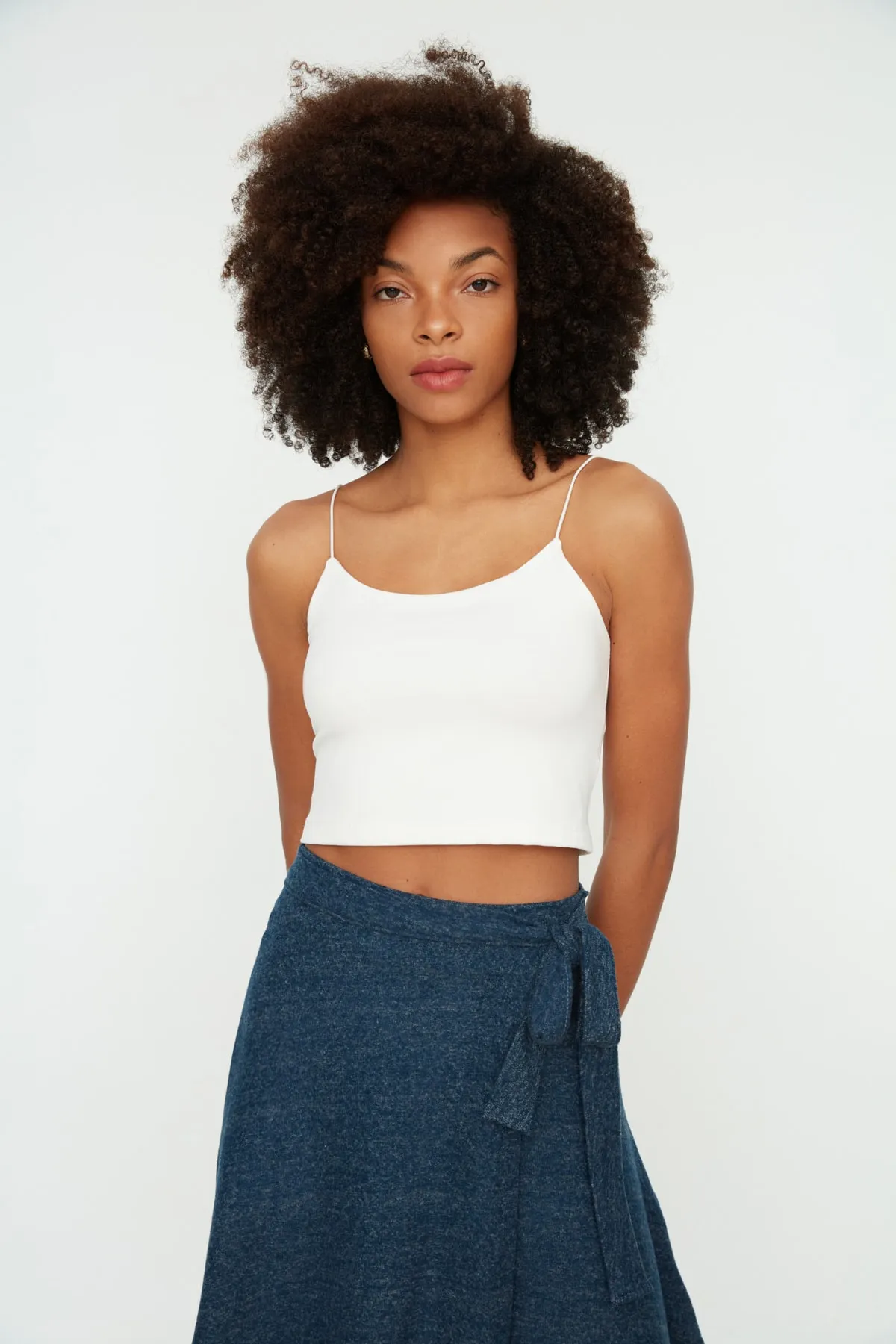 Trendyol Collection  Weißes, tailliertes/tailliertes, kurzes Tanktop aus Stretch-Strick mit Spaghettiträgern aus Baumwolle TWOSS20AL0006