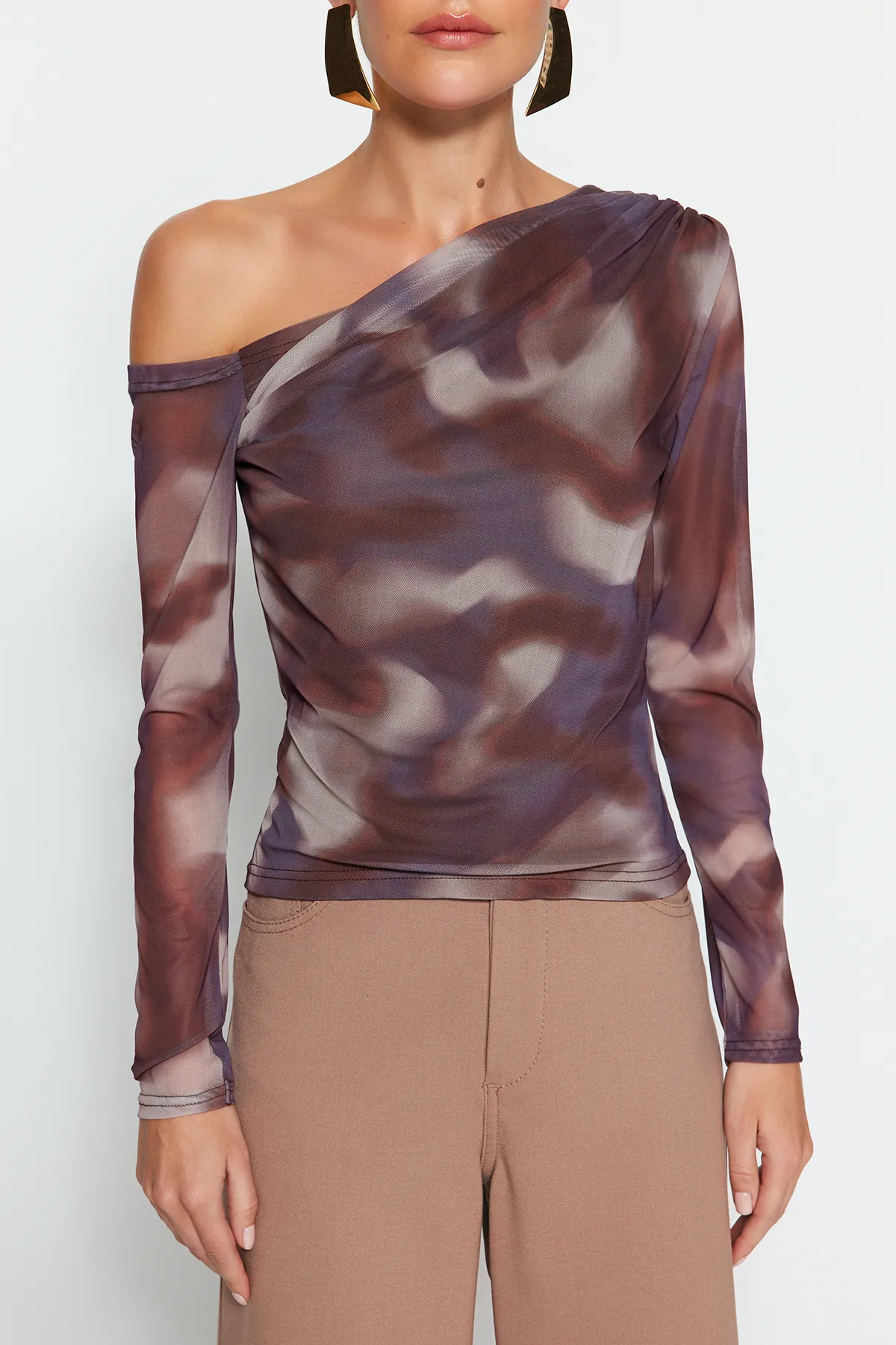 Trendyol Collection  Braune, mit Tüll gefütterte Strickbluse mit asymmetrischem Kragen TWOAW24BZ00051
